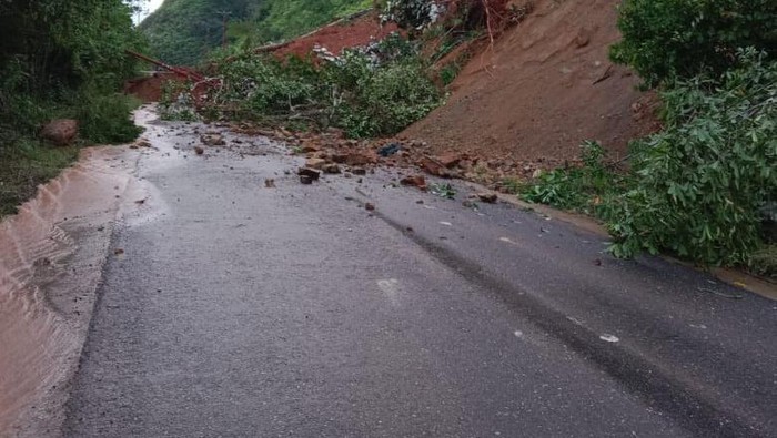 Penampakan jalan tertimbun longsor di Desa Muara Emat, Kerinci Penampakan jalan tertimbun longsor di Desa Muara Emat, Kerinci