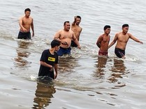 Bak Film Laga, Penangkapan Pelaku Pengeroyokan Ini Diwarnai Aksi Cebur Laut