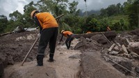 Menurut data Kantor Pencarian dan Pertolongan (SAR) Padang, Sumatra Barat, sebanyak enam korban yang terdiri dari dua korban di Tarusan, tiga di Linggai dan satu di Sungai Batang Bayang masih dalam tahap pencarian.  
