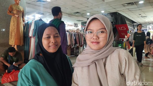 Pengunjung Pasar Tanah Abang, Mai (39) dan anaknya (Annisa Aulia Rahim/detikcom)