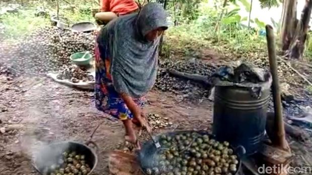 Produksi kolang-kaling di Desa Ciberung, Kecamatan Ajibarang, Kabupaten Banyumas mengalami peningkatan untuk memenuhi pasar di bulan ramadan, Selasa (12/3/2024)