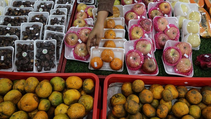 Seorang pembeli memilih buah naga yang dijual di kawasan Jalan Gajah Raya, Semarang, Jawa Tengah, Selasa (12/3/2024). Menurut pedagang, saat memasuki bukan suci Ramadhan 1445 Hijriah permintaan berbagai macam jenis buah mengalami peningkatan sebanyak 80 persen dibandingkan bulan biasanya karena banyak dicari untuk kebutuhan olahan menu makanan dan minuman untuk berbuka puasa. ANTARA FOTO/Makna Zaezar/aww.