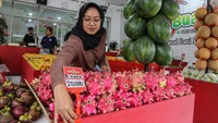 Menurut pedagang, saat memasuki bukan suci Ramadan 1445 Hijriah permintaan berbagai macam jenis buah mengalami peningkatan sebanyak 80 persen dibandingkan bulan biasanya. 