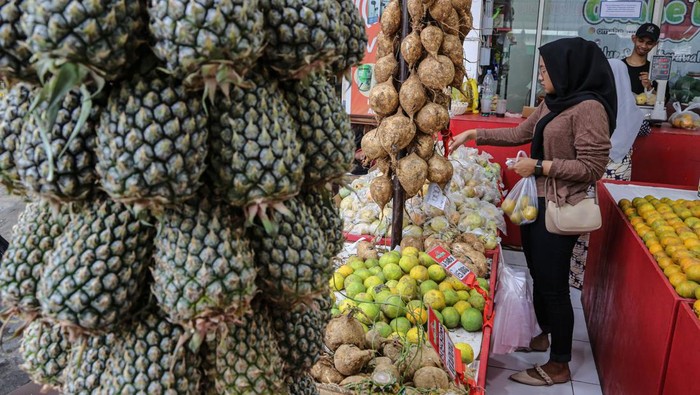 Penjualan Buah Segar Meningkat Saat Ramadan Seorang pembeli memilih buah naga yang dijual di kawasan Jalan Gajah Raya, Semarang, Jawa Tengah, Selasa (12/3/2024). Menurut pedagang, saat memasuki bukan suci Ramadhan 1445 Hijriah permintaan berbagai macam jenis buah mengalami peningkatan sebanyak 80 persen dibandingkan bulan biasanya karena banyak dicari untuk kebutuhan olahan menu makanan dan minuman untuk berbuka puasa. ANTARA FOTO/Makna Zaezar/aww.