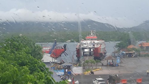 Penyeberangan di Pelabuhan Gilimanuk ditunda karena cuaca buruk.