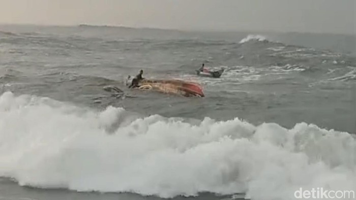 Perahu nelayan dihantam gelombang tinggi di Cipatujah, Tasikmalaya