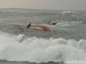 Momen Dramatis! Kala Nelayan Naik ke Atas Kapal yang Karam Dihantam Ombak
