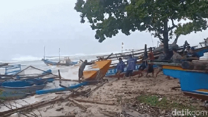 Pesisir Ujunggenteng Sukabumi diterjang rob dan badai.