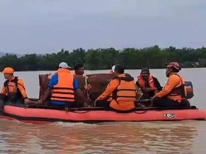 Banjir Membuat Jenazah Nenek Sutini Terpaksa Dimakamkan di Desa Sebelah