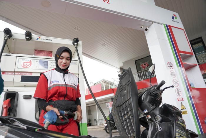Petugas di salah satu SPBU sedang melayani pelanggan.