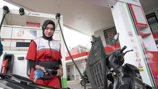 Petugas di salah satu SPBU sedang melayani pelanggan.