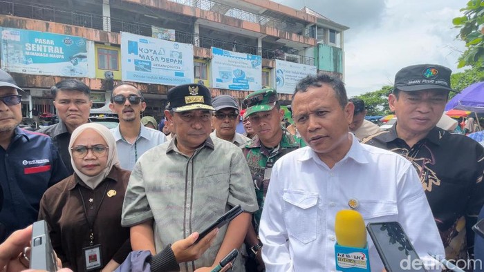 Pj Gubernur Sulsel Bahtiar Baharuddin (tengah). Ahmad Nurfajri/detikSulsel