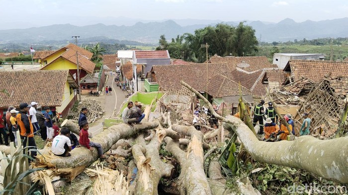 Pohon beringin tumbang timpa rumah warga di Kuningan.