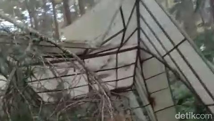 Pohon menimpa bangunan di area wisata Cikole, Lembang