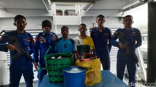 Polisi menangkap dua nelayan di NTT karena menggunakan bom ikan saat melaut.