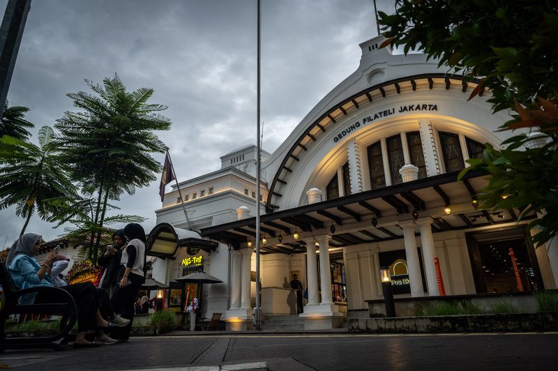 Empat warga bersantai di kawasan Gedung Filateli Pos Bloc, Jakarta, Senin (11/3/2024). Berdasarkan keputusan Gubernur DKI Jakarta Nonor 475 Tabun 1993, Gedung Filateli Jakarta telah ditetapkan sebagai bangunan cagar budaya dan digunakan sebagai ruang kreatif dan tempat nongkrong yang bernama Pos Bloc. ANTARA FOTO/Bayu Pratama S/wpa.