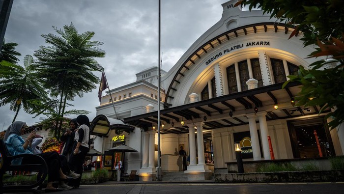 Empat warga bersantai di kawasan Gedung Filateli Pos Bloc, Jakarta, Senin (11/3/2024). Berdasarkan keputusan Gubernur DKI Jakarta Nonor 475 Tabun 1993, Gedung Filateli Jakarta telah ditetapkan sebagai bangunan cagar budaya dan digunakan sebagai ruang kreatif dan tempat nongkrong yang bernama Pos Bloc. ANTARA FOTO/Bayu Pratama S/wpa.