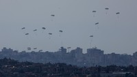Serangan Israel di Gaza telah membuat sebagian besar dari 2,3 juta penduduk Gaza mengungsi dan menyebabkan kekurangan makanan, air dan obat-obatan. REUTERS/Ronen Zvulun