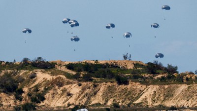 Potret Langit Gaza Dihujani Bantuan Kemanusiaan