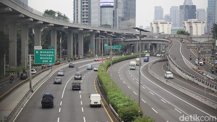 Pengendara melintas di jalan protokol Jakarta yang lengang karena bertepatan dengan cuti bersama hari raya Nyepi yang bertepatan juga dengan hari pertama Ramadan 1445 H, Selasa (12/3/2024). Jalan yang terpantau ramai lancar terlihat di Jalan Sudirman, jalan Gatot Subroto dan tol dalam kota sekitar pukul 10.00 WIB.