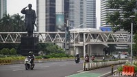 Pantauan Jakarta lengang juga terlihat di jalanan protokol di kawasan Sudirman.