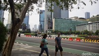 Begitu juga dengan kawasan Bundaran HI nampak lengang.