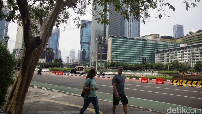 Potret Lengang Jalan di Jakarta Saat Cuti Bersama Pengendara melintas di jalan protokol Jakarta yang lengang karena bertepatan dengan cuti bersama hari raya Nyepi yang bertepatan juga dengan hari pertama Ramadan 1445 H, Selasa (12/3/2024). Jalan yang terpantau ramai lancar terlihat di Jalan Sudirman, jalan Gatot Subroto dan tol dalam kota sekitar pukul 10.00 WIB.