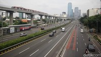 Pengendara melintas di jalan tol dalam kota Jakarta yang lengang, sekitar pukul 10.00 WIB, Selasa (12/3/2024).