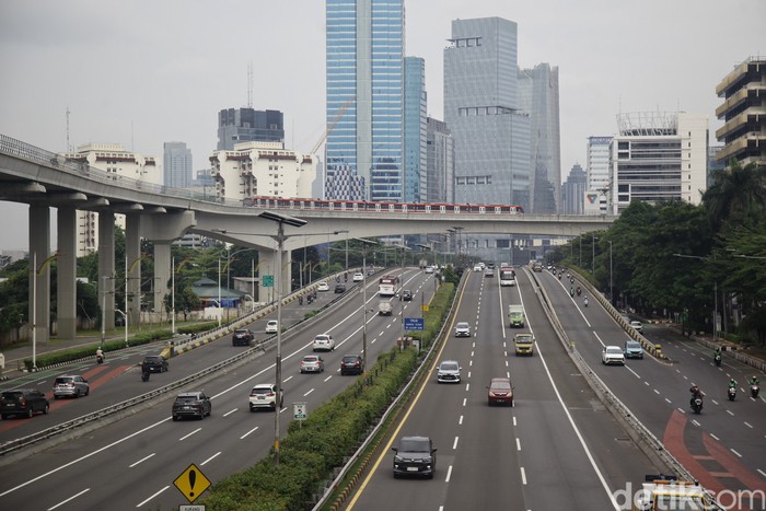 Pengendara melintas di jalan protokol Jakarta yang lengang karena bertepatan dengan cuti bersama hari raya Nyepi yang bertepatan juga dengan hari pertama Ramadan 1445 H, Selasa (12/3/2024). Jalan yang terpantau ramai lancar terlihat di Jalan Sudirman, jalan Gatot Subroto dan tol dalam kota sekitar pukul 10.00 WIB.
