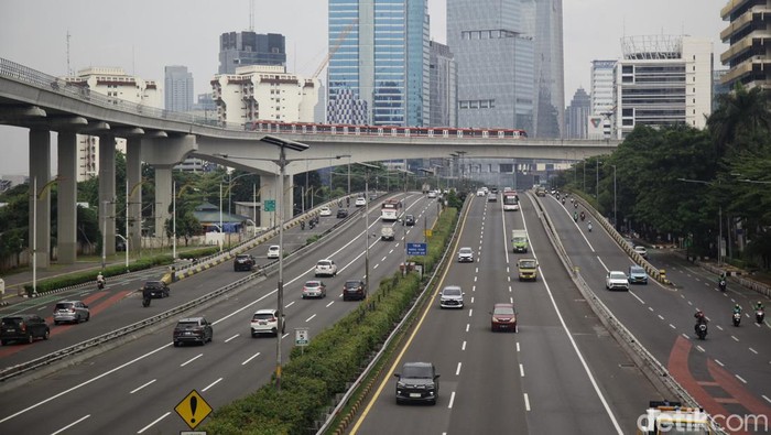 Pengendara melintas di jalan protokol Jakarta yang lengang karena bertepatan dengan cuti bersama hari raya Nyepi yang bertepatan juga dengan hari pertama Ramadan 1445 H, Selasa (12/3/2024). Jalan yang terpantau ramai lancar terlihat di Jalan Sudirman, jalan Gatot Subroto dan tol dalam kota sekitar pukul 10.00 WIB.