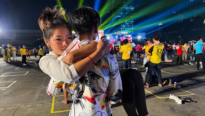 Couples participate in a contest where men have to carry their female partner for the longest time to set a Guinness World Record, on International Women's Day, in front of Koh Pich theatre, in Phnom Penh, Cambodia, March 8, 2024. REUTERS/Chantha Lach