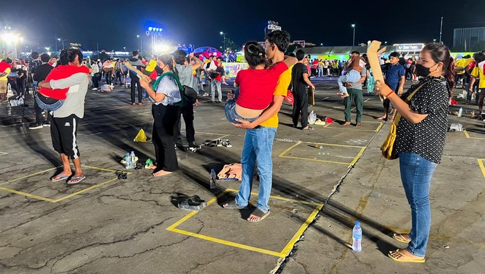Couples participate in a contest where men have to carry their female partner for the longest time to set a Guinness World Record, on International Women's Day, in front of Koh Pich theatre, in Phnom Penh, Cambodia, March 8, 2024. REUTERS/Chantha Lach