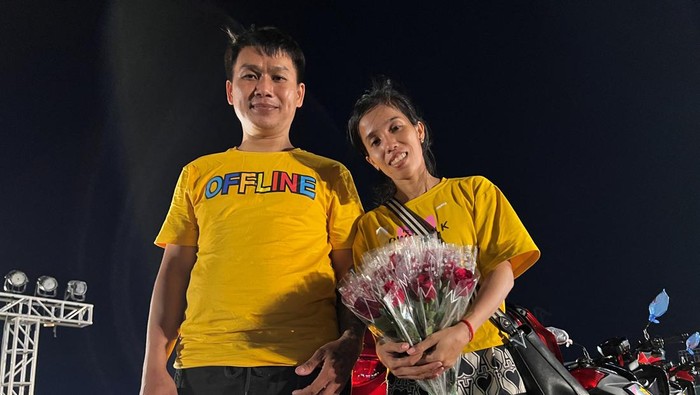 Couples participate in a contest where men have to carry their female partner for the longest time to set a Guinness World Record, on International Women's Day, in front of Koh Pich theatre, in Phnom Penh, Cambodia, March 8, 2024. REUTERS/Chantha Lach