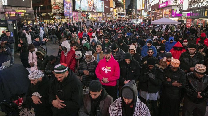 Potret Salat Tarawih di Tengah Gemerlap Times Square New York Members of the Muslim community gather for the Taraweeh prayer during a month of Ramadan at New York's Times Square, Sunday, March 10, 2024. (AP Photo/Yuki Iwamura)