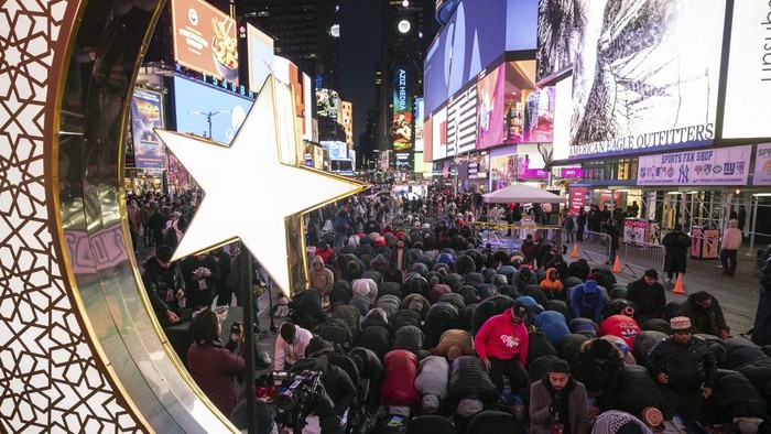 Potret Salat Tarawih di Tengah Gemerlap Times Square New York Members of the Muslim community gather for the Taraweeh prayer during a month of Ramadan at New York's Times Square, Sunday, March 10, 2024. (AP Photo/Yuki Iwamura)