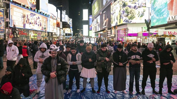 Members of the Muslim community gather for the Taraweeh prayer during a month of Ramadan at New Yorks Times Square, Sunday, March 10, 2024. (AP Photo/Yuki Iwamura)