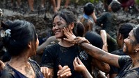 Sejumlah warga saling melumurkan lumpur saat mengikuti tradisi Mebuug-Buugan di kawasan Kedonganan, Badung, Bali.