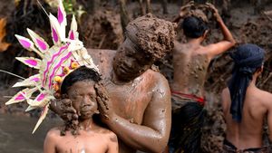 Potret Tradisi Mebuug-buugan, Mandi Lumpur Setelah Nyepi