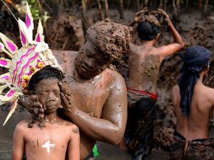 Potret Tradisi Mebuug-buugan, Mandi Lumpur Setelah Nyepi
