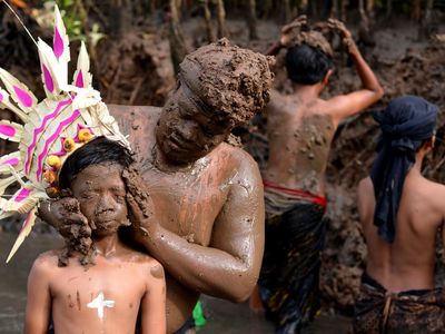 Potret Tradisi Mebuug-buugan, Mandi Lumpur Setelah Nyepi