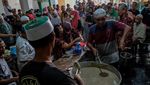 Potret Tradisi Pembagian Bubur Samin Jelang Buka Puasa di Solo