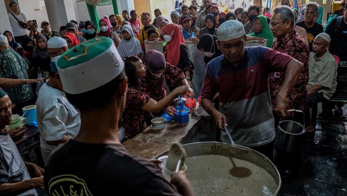 Potret Tradisi Pembagian Bubur Samin di Solo Petugas membagikan Bubur Samin Banjar kepada warga yang mengantre di halaman Masjid Darussalam Solo, Jawa Tengah, Selasa (12/3/2024). Pengurus masjid setempat menyediakan 1.000-an porsi bubur samin per harinya untuk dibagikan secara gratis kepada warga tiap jelang berbuka puasa sebagai upaya melestarikan tradisi komunitas warga keturunan Banjarmasin sekaligus kekayaan budaya Kota Solo yang inklusif. ANTARAFOTO/Maulana Surya/aww.