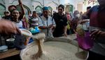 Potret Tradisi Pembagian Bubur Samin Jelang Buka Puasa di Solo
