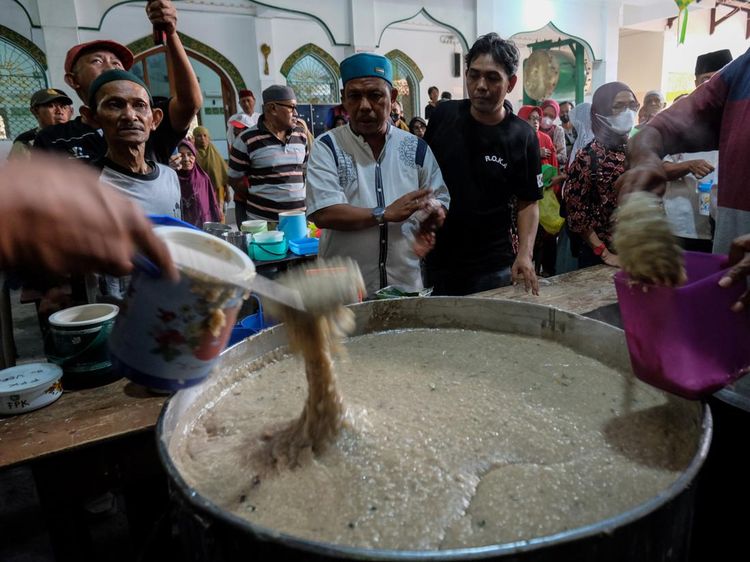 Potret Tradisi Pembagian Bubur Samin Jelang Buka Puasa di Solo