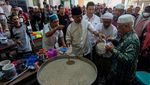 Potret Tradisi Pembagian Bubur Samin Jelang Buka Puasa di Solo