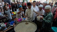 Pengurus masjid setempat menyediakan 1.000-an porsi bubur samin per harinya untuk dibagikan secara gratis kepada warga tiap jelang berbuka puasa. 