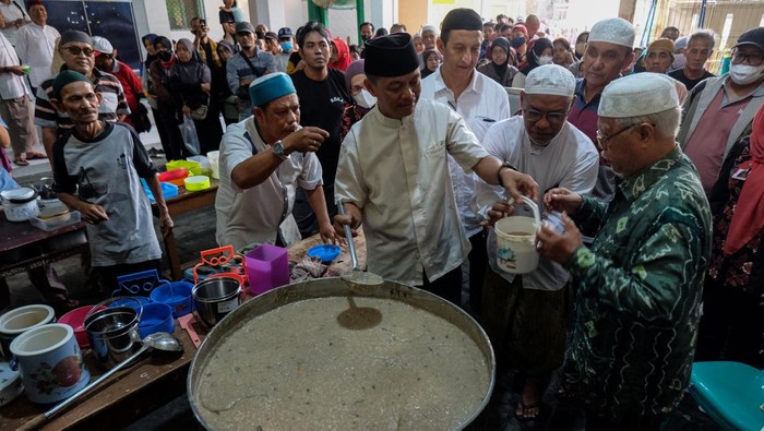 Petugas membagikan Bubur Samin Banjar kepada warga yang mengantre di halaman Masjid Darussalam Solo, Jawa Tengah, Selasa (12/3/2024). Pengurus masjid setempat menyediakan 1.000-an porsi bubur samin per harinya untuk dibagikan secara gratis kepada warga tiap jelang berbuka puasa sebagai upaya melestarikan tradisi komunitas warga keturunan Banjarmasin sekaligus kekayaan budaya Kota Solo yang inklusif. ANTARAFOTO/Maulana Surya/aww.