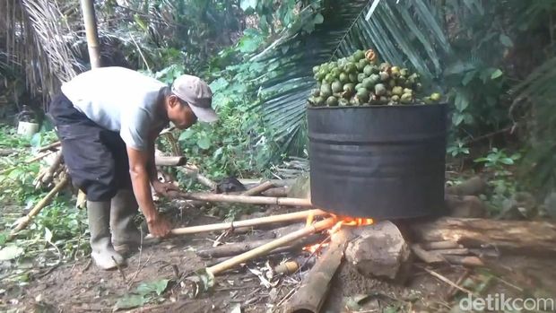 Produksi kolang-kaling di tengah hutan Purwakarta