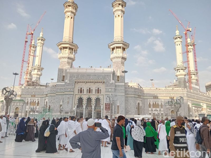Suasana di pintu Masjidil Haram hari kedua puasa Ramadan 2024.
