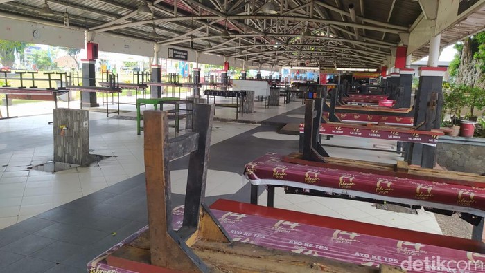 Suasana lengang di pusat kuliner Tuin Van Java di Alun-Alun Kota Magelang, Selasa (12/3/2024).